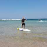 In questo scatto a Pane e Pomodoro uno sportivo intento a fare sup e dietro di lui un altro alle prese con il kitesurf